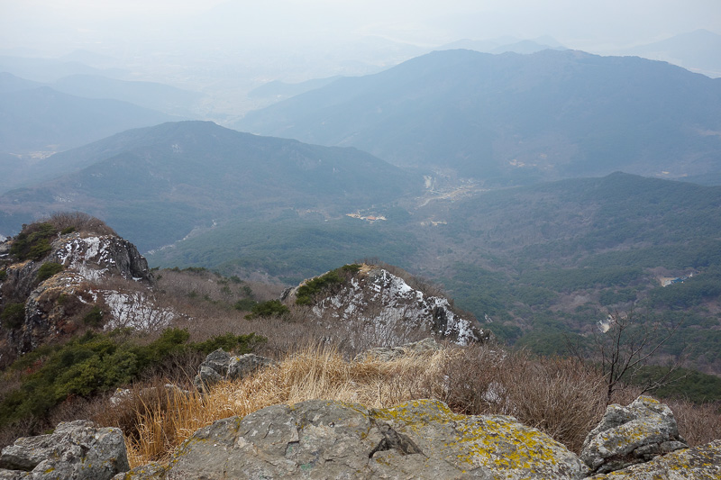 Korea-Daegu-Hiking-Bisuelsan - Now to go back down to where I started and find the bus home. The route down was shorter, but treachorous. Lots of ropes. I had to go down backwards h