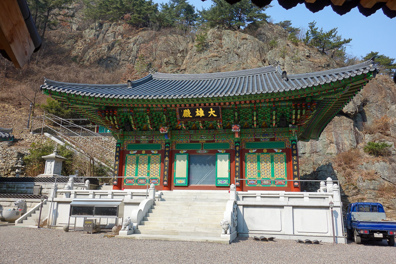 Korea-Daegu-Hiking-Apsan - Is mountain, has temple. Is temple, has loudspeaker system. Has loudspeaker system, has mega distortion issues.