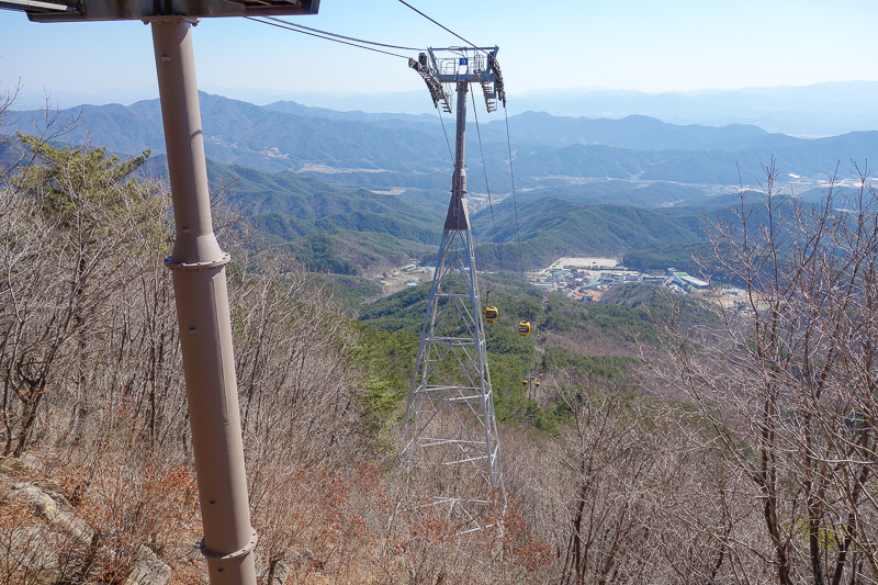 Korea-Daegu-Hiking-Gatbawi-Palgonsan - At first I just thought I would try and find a trail under the cable cars, that didnt happen. I was also amazed they were operating at all because it 