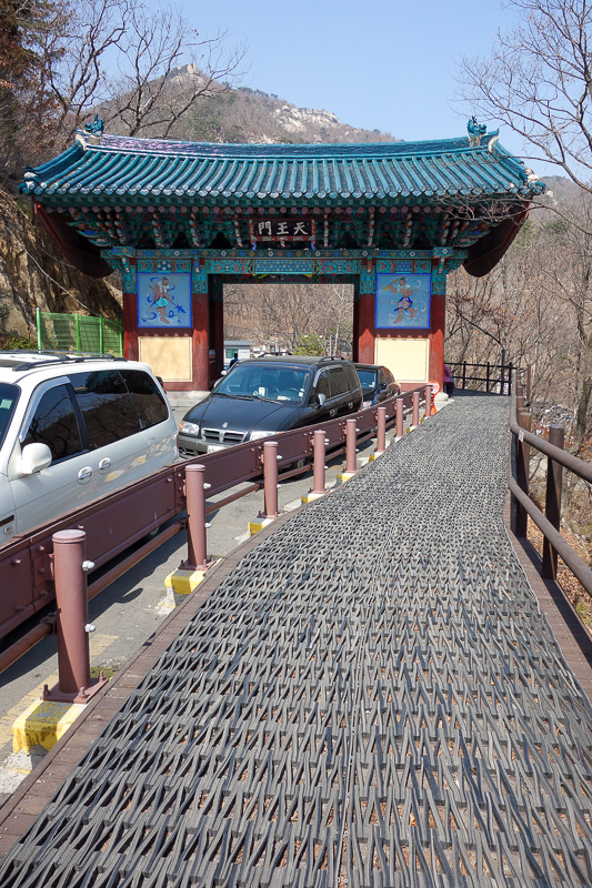 Korea again - Incheon - Daegu - Busan - Gwangju - Seoul - 2015 - And you may think I have taken this photo because of the temple gate. No. I was more interested in the recycled tyres. Theres miles and miles of doorm