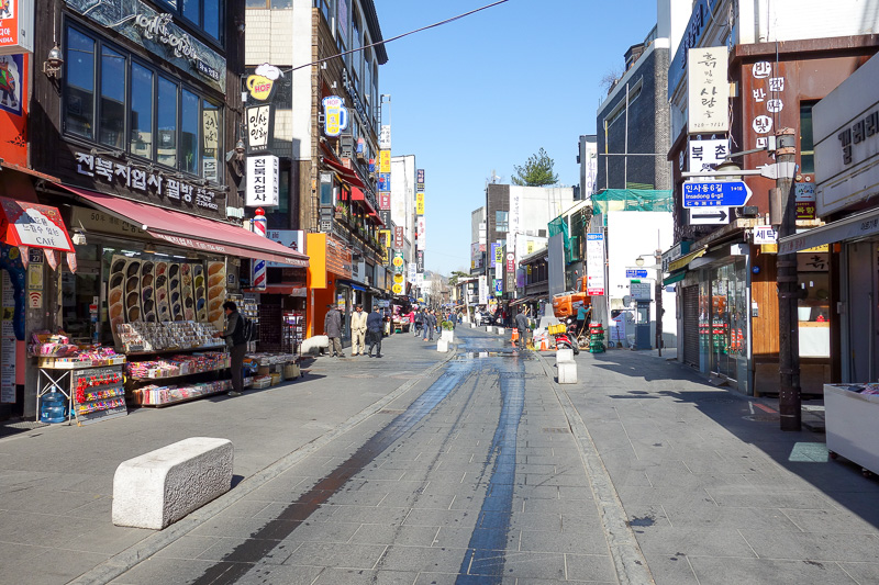 Korea again - Incheon - Daegu - Busan - Gwangju - Seoul - 2015 - This is Insa-dong, its early, most of the action is down the alleyways. I think I disparaged it above, but its the nicest place in town to shop for st