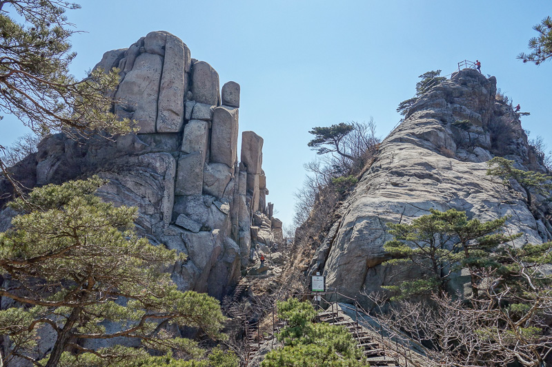 Korea again - Incheon - Daegu - Busan - Gwangju - Seoul - 2015 - Now I was stopped, and not allowed past at all. There are ways to go to the very top of both of those, and you can see the abseiler on the top of the 