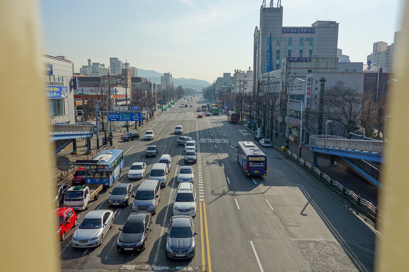 Korea again - Incheon - Daegu - Busan - Gwangju - Seoul - 2015 - I didnt know how far to go to the park, so I climbed up an overpass to look. I could look on google maps, but its hard to get my phone out of my pocke