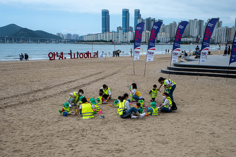 Korea-Busan-Hiking-Hwangnyeongsan - Korean school kids on excursions generally wear safety vests like this.