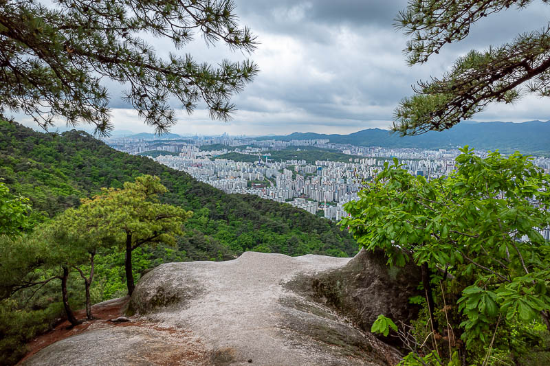 Korea-Seoul-Hiking-Buramsan - There are still more rocks to appreciate.