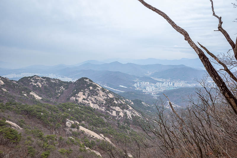 Korea-Seoul-Hiking-Suraksan - I pondered the view while getting my bearings, then went back up the rope.