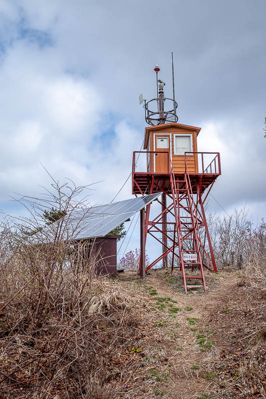 Korea-Gyeongju-Hiking-Bulguksa-Tohamsan - I imagine you can get a view from the top of the fire spotting tower, but the thing is covered in cameras so it is probably not worth the risk of clim