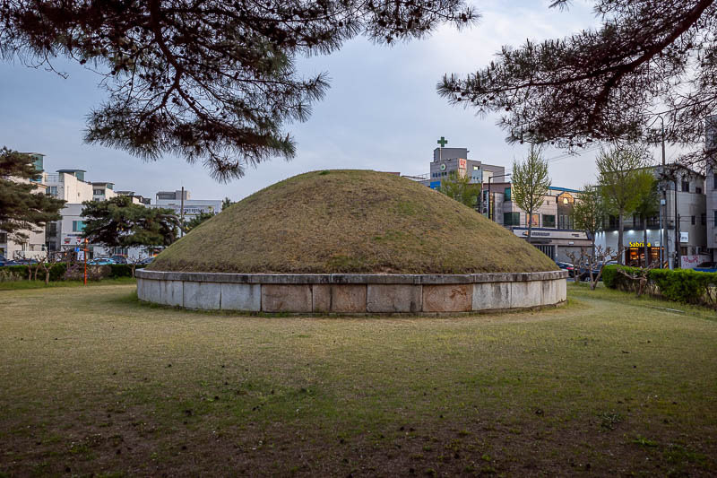 Korea-Gyeongju-Hotpot - The solo lonely funeral mound on this side of the city. Banished for eternity.