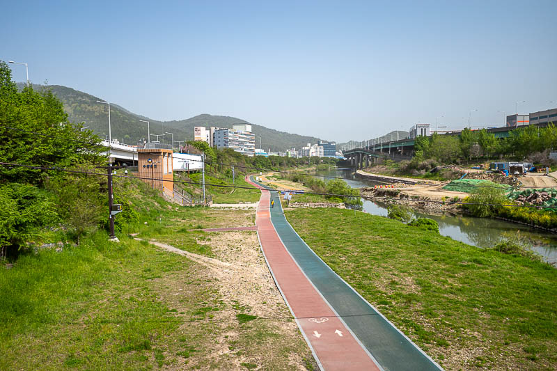 Korea-Busan-Hiking-Hoedong - I started the watch about here, the walk up to the start of the hike is along a drain.