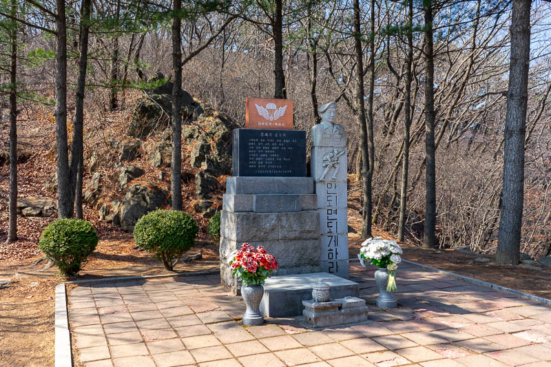 Korea-Seoul-Hiking-Cheonggyesan - Right by the peak is a memorial for an airborne trainee paratrooper unit who all died (55 of them) in 1982 when their plane flew into the mountain. I 