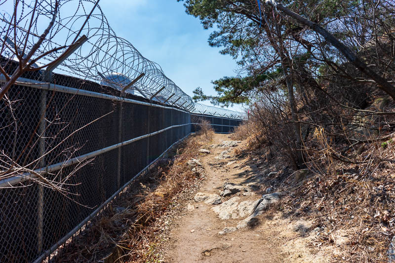 Korea-Seoul-Hiking-Cheonggyesan - The path went along the fence of the military base, there were actually a lot of soldiers inside this one doing stuff, I passed 2 others that seemed t