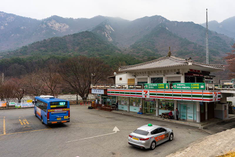 Korea-Hiking-Gyeryongsan - My bus, a 7-eleven, and a bit of fog.... nothing too bad.... Bloody cold though, better get moving.