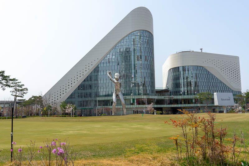 Korea-Daejeon-Expo - And here is golf world. That is a 5 storey (story) high metal golfer statue. You really can go into that place to get corrective surgery to improve yo
