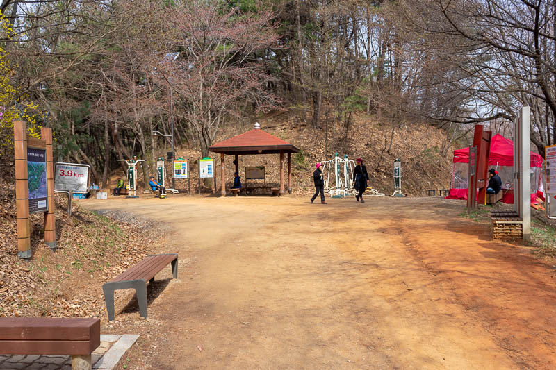 Korea-Daejeon-Hiking-Gyejoksan - And this is where I joined the looping clay track. There were lots of little stalls set up around the front side of the course, but none on the back s