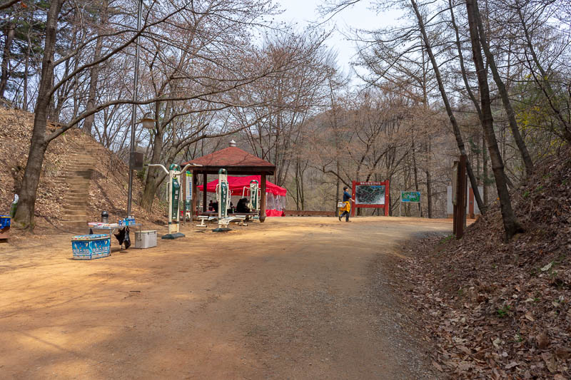 Korea-Daejeon-Hiking-Gyejoksan - Behold, the same spot where I started, albeit shot from a different angle. Loop completed!