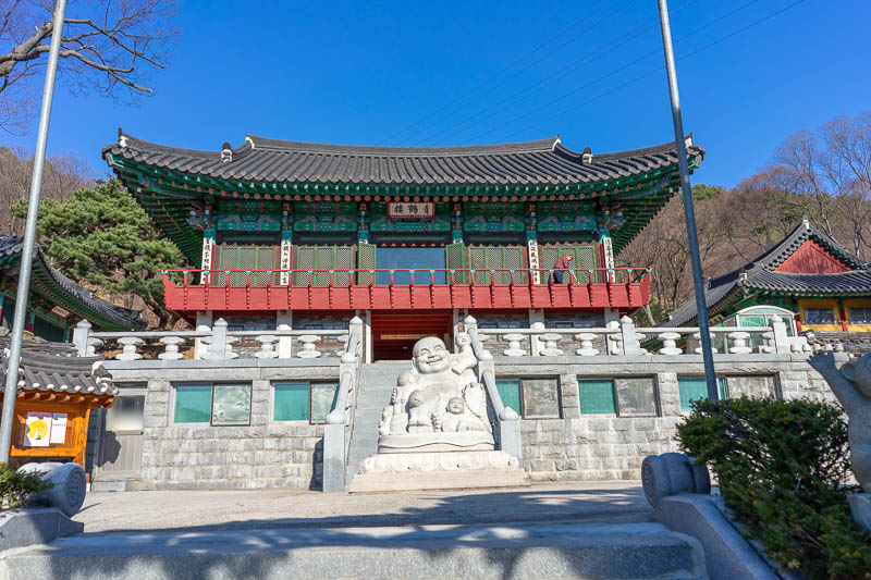 Korea - HK - China - KORKONG! - There are a few temples as you set off. This is the main one. I found it very annoying because the Buddha is offset on the stairs, and the whole build
