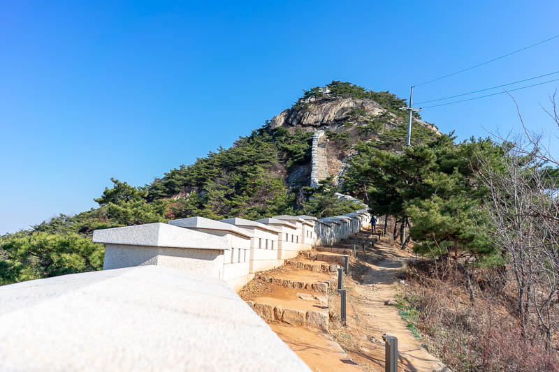 Korea - HK - China - KORKONG! - And here it is, the new ancient wall, complete with LED lighting, and a lot of power lines and military observation posts. Its white color makes for a