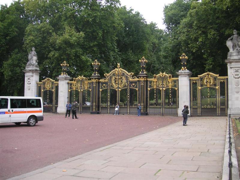 England-London-Greenwich-Ferry-Buckingham Palace - Fancy gates<