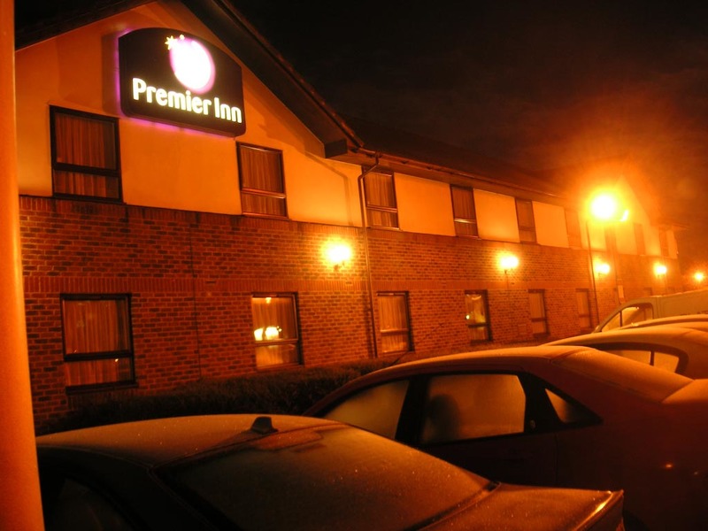 England-Hatfield-Hotel - Whilst waiting for my truck heres a pic of my hotel, note that like the galleria its also purple (upon viewing the pic, you cant really tell its purpl