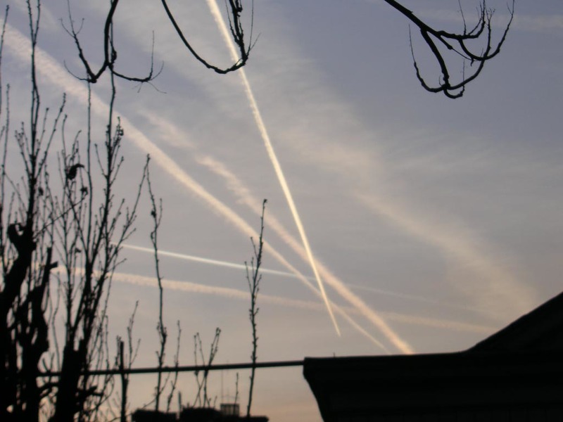 England-London-Hotel-Earls Court - And here is a picture I find amazing, planes go over constantly all over the sky, look at all these criss crossing vapour trails.