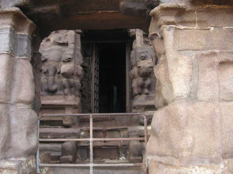India-Chennai-Mamallapuram-Monkeys - Inside the shore temple, you can see a black stone - this is a phallic representation of lord sheva (Shiva?), my friends are discussing things with a 