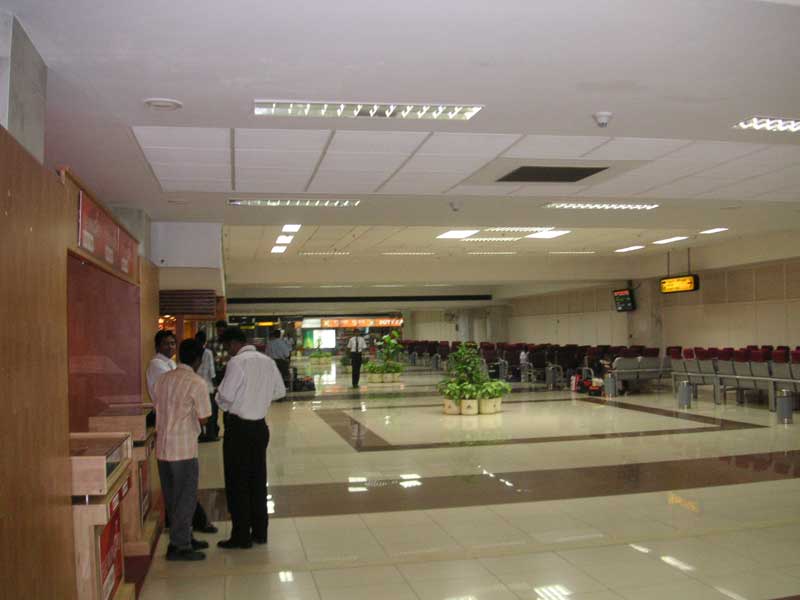 India-Chennai-Airport - View of the long hallway on the second floor, with the 1 shop on the left.