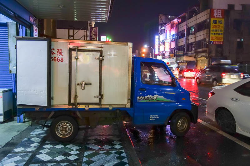 Taiwan-Hualien-Food-Dumplings - Footpath challenge number 3, truck wall. It is impossible to walk behind it, and the gap in front is too small, had to back track and go around the ca