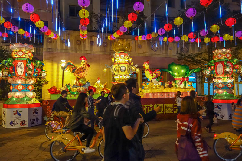 Taiwan-Taipei-Raohe-Night Market - Its still new year in Taiwan.