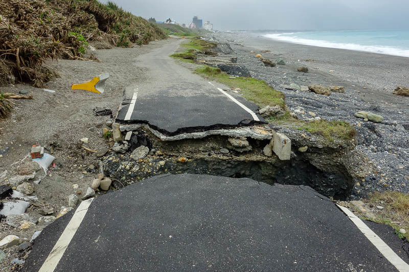 Taiwan-Hualien-Beach-Chisingtan-Cake - There were still challenges ahead. The path was washed away in a number of places.