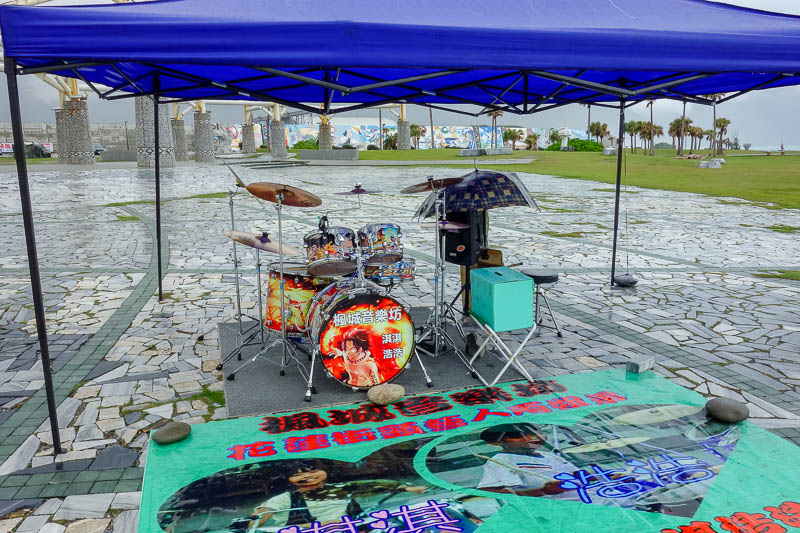 Taiwan-Hualien-Beach-Chisingtan-Cake - This drumming busker was the best, but he was completely drowned out by a guy in a heavily modified wheelchair including diesel generator with an elec