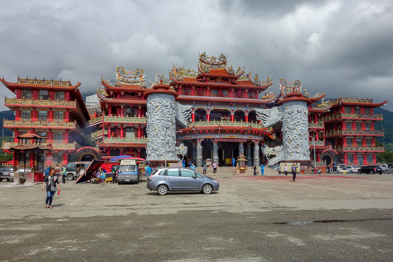Taiwan-Hualien-Hiking-Rain-Zuocang - I made a quick detour to the local mega temple which had about 50 buses parked at it.