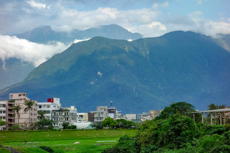 Taiwan-Hualien-Taitung-Train - I had time for a morning wander around Hualien one last time to enjoy the mountains. And with a break in the cloud I discovered that there are bigger 