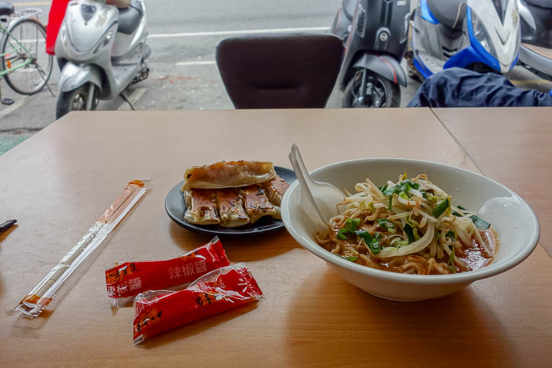 Taiwan-Taitung-Museum-Dumplings - But once I got back I decided on some street noodles and dumplings. Quite tasty, alarmingly cheap, $2 for everything here.