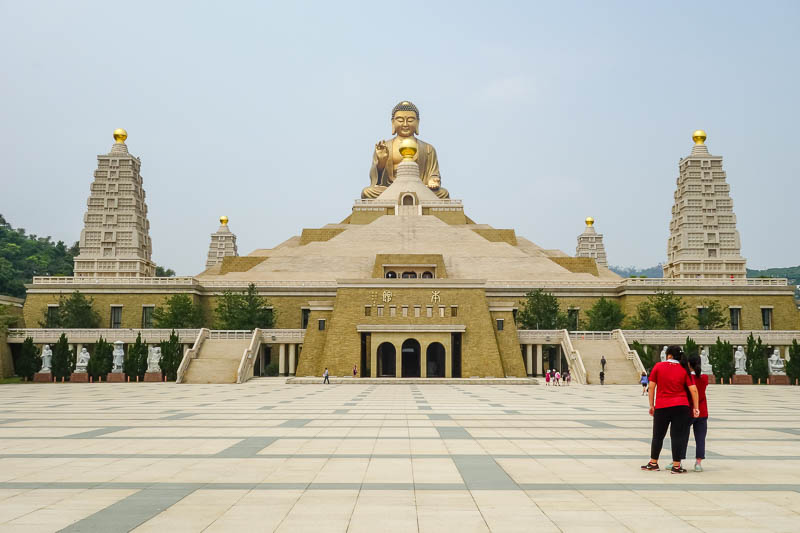 Taiwan-Kaohsiung-Fo Guang Shan-Buddha - Getting closer to the main temple area, note the lack of people.