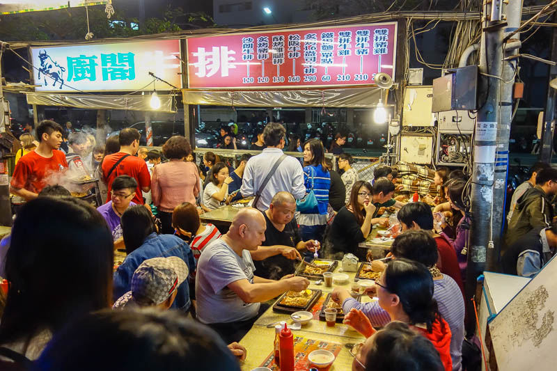Taiwan-Kaohsiung-Night Market-Ruifeng-Food-Beef - More people eating. I thought that bald guy was a white guy, but on closer inspection its a bald albino Chinese man.