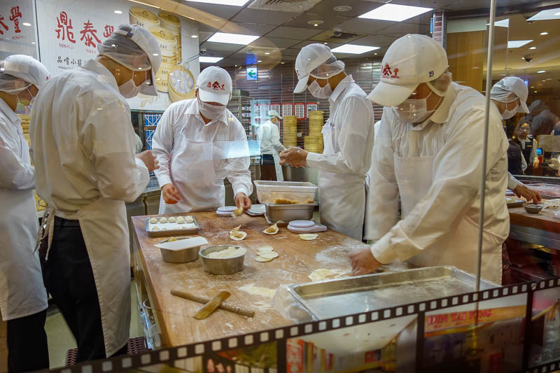 Taiwan-Kaohsiung-Department Store-Food-Beef - I cant eat there, but I can watch the xiao long bao scientists do their work.
