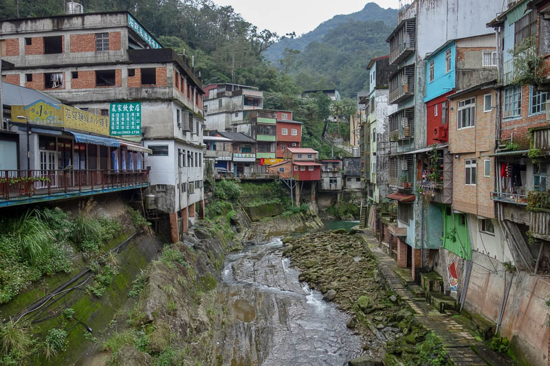 Taiwan-Shiding-Hiking-Huangdidian - The town is very interesting, there are covered shopping streets cut into the cliff. Despite its ramshackle appearance, most of the shops seemed quite