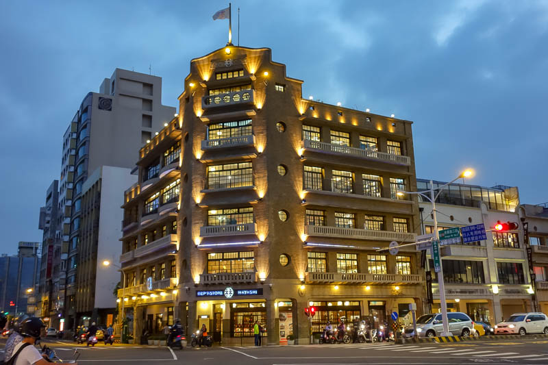 Taiwan-Tainan-Department Store-Omurice - Here is the oldest department store. It is not a huge store, but it is 5 levels high and full of high quality Japanesey looking tourist stuff.