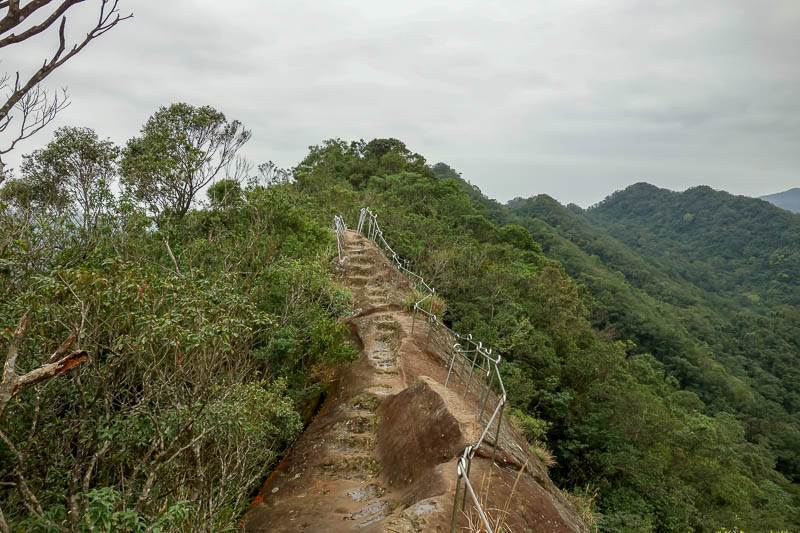 Taiwan-Shiding-Hiking-Huangdidian - And there were somewhat perilous slippery rock ridges to scramble along. I decided the rope was unlikely to save me.