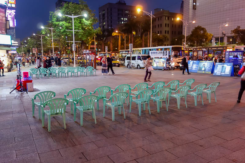 Taiwan-Taipei-Ximending-Food-Vegetarian - This is the local falun gong theatre. Not a lot of customers this evening. Not even one.