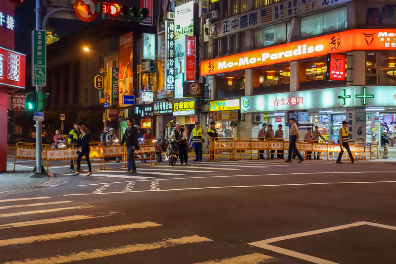 A full lap of Taiwan in March 2017 - And then just down the road, is the Taiwanese parliament, the police are just starting to set up road blocks. When I was last in Taiwan, the student s