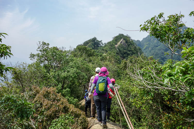 Taiwan-Taipei-Hiking-Wuliaojian - The formerly dangerous ridge walk is about to start. Its not dangerous anymore because a rope has been installed the whole way. I was kind of grateful