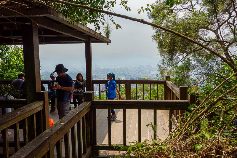 Taiwan-Taipei-Hiking-Jinmianshan - There are lots of viewing decks below the rocky area.