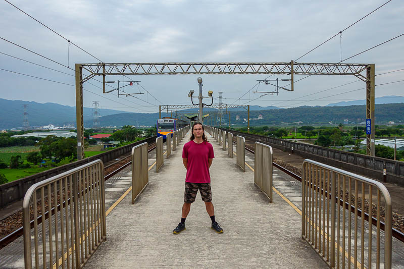 Taiwan-Taichung-Hiking-Huoyan Mountain - And since I had 20 minutes to kill until the train. The stance. I look fat?! Especially my face. Tonight will probably be a shorter outing.