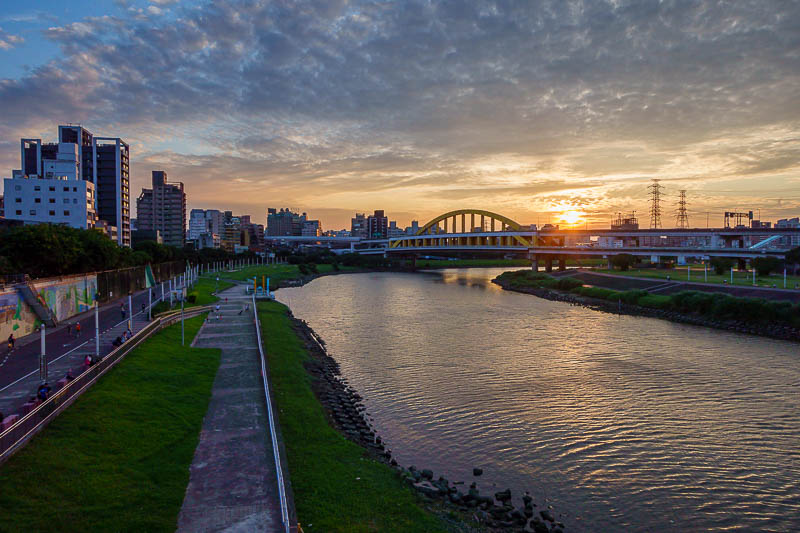 Taiwan-Taipei-Omurice-Night Market - I walked around and up onto the red bridge, which is called the rainbow bridge (there is a more famous rainbow bridge in Tokyo) and behold, the sunset