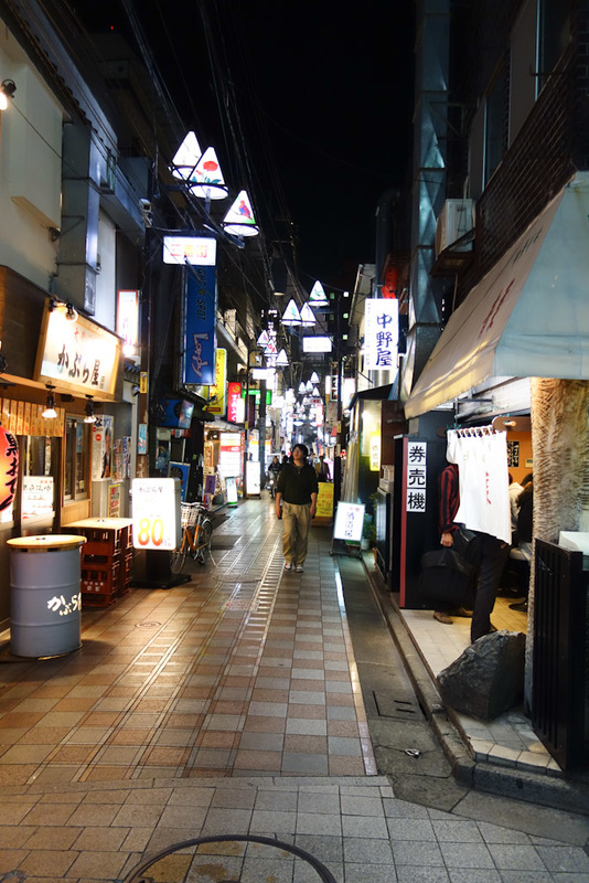 Japan-Tokyo-Nakano-Shinjuku-Omurice - Away from the broadway is the regular narrow laneways with interesting restaurants. Many of them are quite un inviting, you cant see in them. I find t