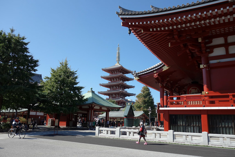 Japan-Tokyo-Walk-Ueno-Shrine - Nearby is the Sensoji temple in Asakusa. I have been before. Its very modern and its main purpose is to sell plastic crap to tourists as theres a big 